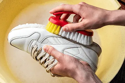 Cleaning sneakers with a cleaning kit